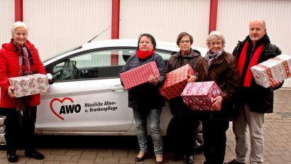 Bild: R. Kreuzer
AWO-Kreisvorsitzende Hilde Zebisch (links) leitet die Pakete an die Verteiler. Unterstützt wird sie bei der Aktion von Rosi Lachnitt, Ulla Albert, Therese Gmeiner und Hans Anklam (von links).