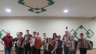 Bild: jzk
Musiklehrer Markus Brand (links) kann mit den Leistungen seiner Schüler beim Vorspielabend im Kastler Schützenhaus sehr zufrieden sein.