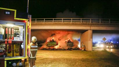 Bild: Hösamer
Die Wagen brannten lichterloh. Die Feuerwehr ging unter Atemschutz gegen das Feuer an.