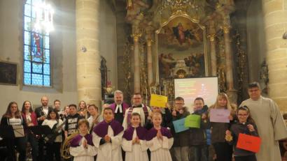Bild: jzk
Schulband und -chor gestalten den vorweihnachtlichen Gottesdienst der Grund- und Mittelschule Kemnath, den die Pfarrer Konrad Amschl und Dirk Grafe (hinten Mitte, von rechts) zelebrieren.