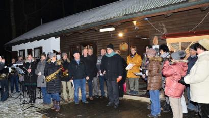 Bild: fjo
Bewusst auf die Zukunft zuzugehen, rät Pfarrer Georg Hartl (Bildmitte) den Aktiven und Gästen bei der idyllischen OWV-Waldweihnacht mitten drin im Hochwald.