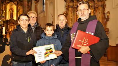 Bild: arw
Nico Högerl und Jan Scharnagl (vorne, von links) überreichen Pater Stanislaus (rechts) 1000 Euro für die Patenkinder. Gerhard Köppl und Rainer Hetz runden den Betrag mit 800 Euro auf.