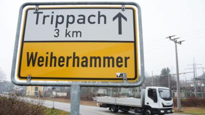 Bild: Gabi Schönberger
Über zu viel Schwerlastverkehr auf der Gemeindeverbindungsstraße von Weiherhammer nach Trippach beschweren sich die Anwohner.
