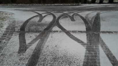 Bild: exb
Ein Bild von Albert Sollfrank aus Kulmain hat uns erreicht zum so genannten Fest der Liebe: Ein Autoreifengemälde mit 2 Herzen im Schneematsch.