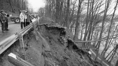 Bild: Gerhard Götz
Vor 25 Jahren: Der damalige Oberbürgermeister Hans Kraus (helle Jacke) steht mit dem Leiter der Tiefbauabteilung, Josef Huber, am 23. Dezember 1993 an der Abbruchstelle der Fronberger Straße.