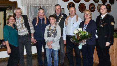 Bild: fjo
Schützenmeisterin Hildegard Werner (links) kürt mit Gauschützenmeister Stefan Brandmiller (rechts) Johann Schönberger, Franz Wildenauer, Aaron Kleber, Johann Kick, Franz Peintinger und Renate Forster (von links).
