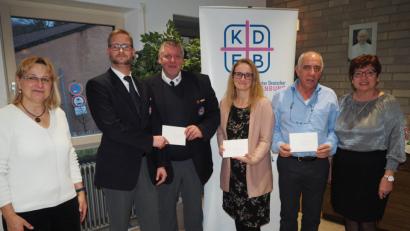 Bild: krb
Christine Stangl (links) übergibt mit Marianne Lebegern (rechts) an die Neustädter Ortsgruppe der Wasserwacht Stefan Braunschmid und Wolfgang Siebert (Zweiter und Dritter von links), der Leiterin des Caritas-Altenheims Stefanie Schricker (Vierte von rechts) sowie Heinrich Kammermeier (Zweiter von rechts), von der DRF-Luftrettung, jeweils 250 Euro.