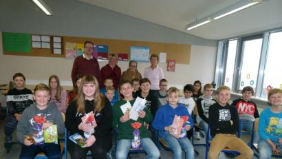 Bild: rn
Beim Vorlesewettbewerb an der Markus-Gottwalt-Schule stellen sich (vorne, von links) Nico Buttler, Lisa Kraus, Julius Pfleger und Finn Hausner der Jury mit (hinten, von links) Wolfgang Bodensteiner, Susanne Preißinger, Felizitas Rahman und Angelika Heser.