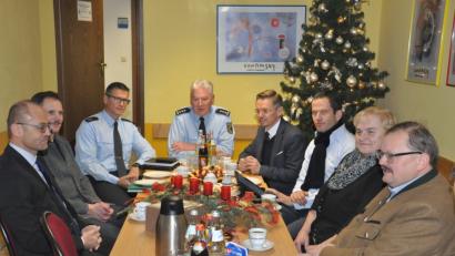Bild: ws
Informationen vor Ort sind für die Politiker wichtig. "Sonst können wir unserer Verantwortung nicht gerecht werden", betonte MdB Albert Rupprecht beim Besuch bei der Bundespolizei in Bärnau (von links): Stellvertretender Landrat Dr.Alfred Scheidler, ZBFD-Leiter PHK Richard Seidl, POR Gerhard Höfler, Dienststellenleiter EPHK Wolfgang Franz, MdL Tobias Reiß, Albert Rupprecht, Kreisrätin Angela Burger und Bürgermeister Alfred Stier.