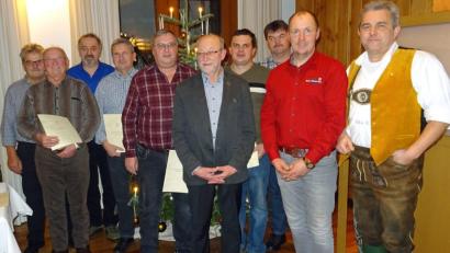 Bild: kö
Sie wurden mit der Verdienstspange des Volksbundes Deutsche Kriegsgräberfürsorge ausgezeichnet: (von links) Alfons Keilhammer, Hans Lottner, Reinhold Dirschwigl, Walter Tischler, Alois Landgraf, Georg Köppl, Albert Haas, Josef Fischer, Markus Dirschwigl und Werner Killermann.