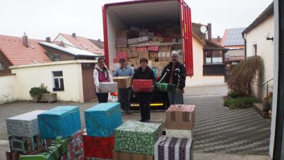 Bild: gz
Beim Einladen der Päckchen in den ATU-Lkw packen Ludwig Wüst, Claudia Balk, Bruno Friedl und Bettina Reindl kräftig mit an.
