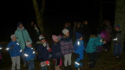 Bild: mad
Die Kinder machten sich in gespannter Erwartung auf die Suche nach dem Christkind.
