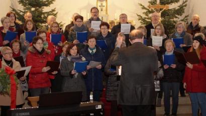 Bild: ohr
Die Kirchenchöre Stulln und Schwarzenfeld unter der Leitung von Dekanatsmusiker Michael Koch (am Pult) setzten mit „Machet die Tore weit“ einen grandiosen Schlusspunkt zum Adventsingen der Pfarreiengemeinschaft in der St. – Barbara – Kirche Stulln.
