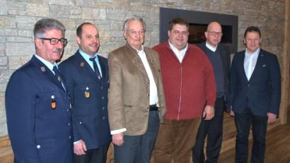 Bild: no
Der fitte Neunziger mit einigen Gratulanten (von links): Andreas Geitner und Georg Graf (Feuerwehr Illschwang), Jubilar Hans Maul, Bürgermeister Dieter Dehling, Pfarrer Thomas Schertel und Raiffeisen-Vorstandsmitglied Erich Übler.