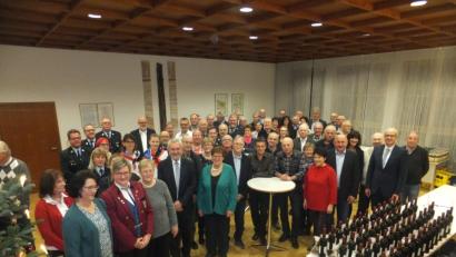 Bild: ibj
In lockerer Runde danken und gratulieren den Geehrten Bürgermeister Bernhard Lindner (Zweiter von rechts), Dritte Bürgermeisterin Evi Höllerer sowie Zweiter Bürgermeister und HKA-Vorsitzender Georg Götz (ab Vierter von rechts).