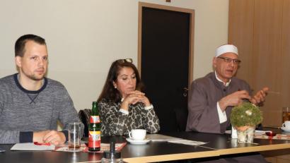 Bild: Winkler
„Integration – wie weit sind beidseitige Kompromisse nötig?“ Dieser zentralen Frage gehen bei der Diskussionsrunde (von rechts) Imam Maher Khedr und Stadträtin Sema Tasali-Stoll nach.