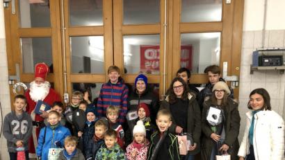 Bild: hl
Die Löschzwerge und Jugendfeuerwehr haben sich durch ihre Leitungen und ihr Mitmachen während des Jahres die Geschenke vom Nikolaus redlich verdient.