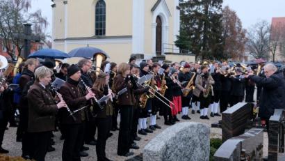 Bild: mab
Weit über hundert Musikanten sagten ihrem Kapellmeister musikalisch adieu.