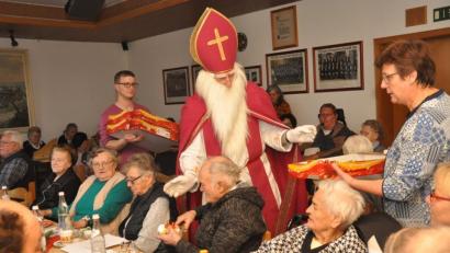 Bild: dob
Der Nikolaus beschenkt die Patienten der BRK-Hauskrankenpflege.