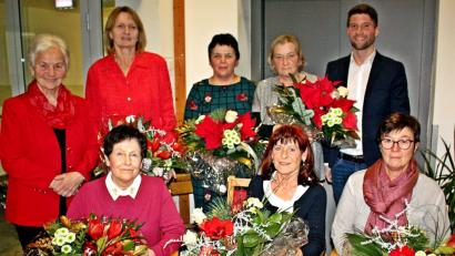 Bild: R. Kreuzer
Für langjährige Mitarbeit danken Denis Parchomenko (hinten, rechts) und Kreischefin Hilde Zebisch (links) Rosalinde Thiefentäler, Roswitha Feslmeier und Birgit Magerer (sitzend, von links) sowie Heidi Mathy, Anna Root und Sonja Zimmet (stehend, von links).