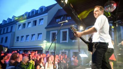 Bild: Andreas Brückmann
Tobias Wessely (36 Jahre aus Amberg) sorgt nicht nur bei den Funky Blues Rabbits (wie hier) für den guten Gitarrensound. Auch bei der Antenne Bayern WM Hymne war er beteiligt.