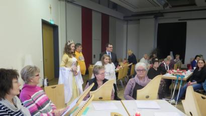 Bild: jzk
Die Veeh-Harfen Gruppe aus Grafenwöhr, das Kemnather Christkind (Amalie Zehfuß) und der Engel (Loreen Mätzner) bereiten den Senioren eine besinnliche Adventsfeier.