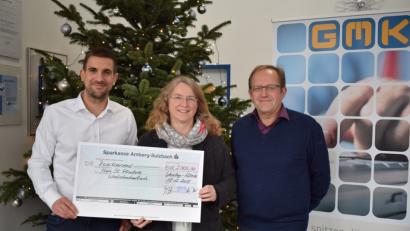 Bild: bnr
Mit einer großzügigen Spende von 2000 Euro überraschte die Firma GMK Design das Kinderheim St. Elisabeth in Windischeschenbach. Die beiden Geschäftsführer Christoph Kredler (links) und Manfred Güntner (rechts) übergaben den Scheck der Heimleiterin Hannelore Haberzett.