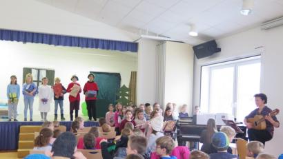 Bild: jzk
„Hightech allemal, schnelles Internet zum Weihnachtsmann ans Bett“, singt der Schulchor während des Weihnachtsmusicals der Grundschule.