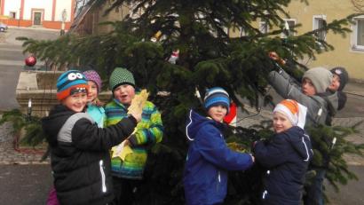 Bild: amö
Die Schüler schmückten den Christbaum am Marktplatz in Winklarn.