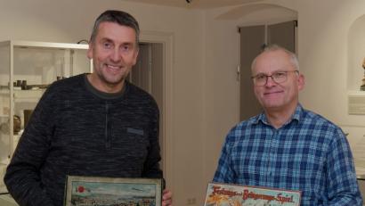 Bild: tr
Franz Schöner und Roland Weis, die Hauptorganisatoren der Präsentation (von links) mit zwei Strategiespielen.