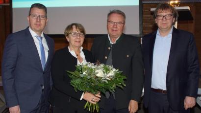 Bild: mmj
Die Geschäftsführer Stephan (links) und Günther Irlbacher mit ihren Eltern Anna Maria und Josef. Beim Jahresabschluss sprachen die Söhnen ihren Dank für das Vertrauen bei der Führung des Unternehmens aus.