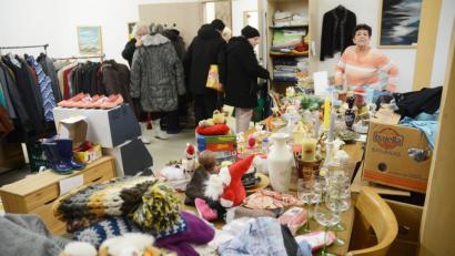 Bild: Gabi Schönberger
Die Tafel in Weiden bietet nicht nur Essensausgabe, sondern auch eine Wärmestube und einen Flohmarkt. Während die Aufwärmgelegenheit nur wenige nutzen, sind Klamotten und Geschirr sehr begehrt.