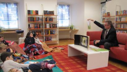 Bild: cog
Bürgermeister Michael Göth stimmt die Kinder in der Stadtbibliothek mit dem Märchen "Das Tannenbäumchen" auf Weihnachten ein