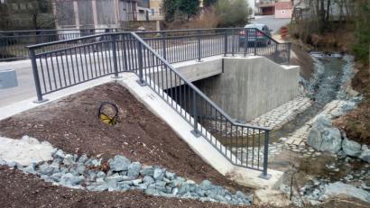 Bild: lgc
Mit dem Anbau eines massiven Geländers wird die neue Brücke in Naslitz nun fertiggestellt. Sie stellt eine wichtige Verbindung zwischen den Gemeinden Schlammersdorf und Prebitz und so zwischen der Oberpfalz und Oberfranken dar.