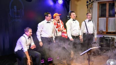 Bild: pi
Andreas, Michael, Johannes und Thomas Haider sowie Joachim Scheibl (von links) lassen es nicht nur auf der Bühne krachen.