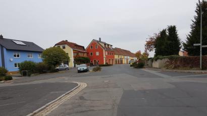 Bild: e
Der Bischof-Rosner-Platz soll im Zuge der Neugestaltung asphaltiert werden. Das beschließt der Schnaittenbacher Stadtrat in der letzten Sitzung des Jahres 2018.