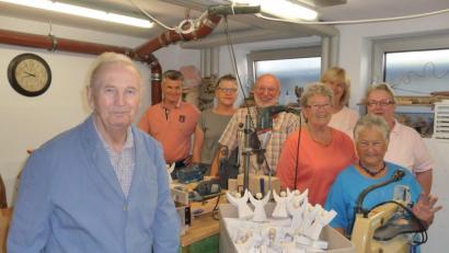 Bild: u
Die Holzwerkgruppe des BRK-Seniorenheims St. Barbara erfüllt den Weihnachtswunsch des Katholischen Frauenbunds und fertigt 100 Holzengel (von links): Richard Nagler, Anton Pirzer, Irmgard Müller, Josef Kohl, Julia Wenzl, Maria Maier, Gisela Witt und Pflegedienstleiterin Patricia Kugler.