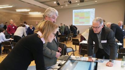 Bild: phs
Irchenrieths Bürgermeister Josef Hammer (rechts) ist misstrauisch. Er glaubt Tennet-Vertreterin Carolin Kürth und Ingenieur Lothar Grosser nicht so recht, dass der Südost-Link weniger nah als in einem Plan eingezeichnet an seiner Gemeinde vorbeiführt.