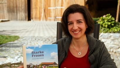 Bild: Hösamer
Kreisbäuerin Sabine Schindler stellt das neue Buch "Starke Frauen" vor, das zum 70-jährigen Bestehen den Fokus auf die Landfrauen im Landkreis lenkt.