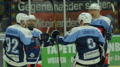 Bild: gb
Jubel bei den Devils-Spielern Herbert Geisberger, Marcel Waldowsky, Mirko Schreyer und Michael Kirchberger (von links): Die Weidener gewannen am Freitag beim EHC Waldkraiburg mit 4:2.