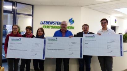 Bild: exb
Im Bild (von links): Dr. Margarete Pickert (ärztliche Leitung Palliativversorgung), Marion Forster (Geschäftsführung Liebensteiner Kartonagenwerk), Martina Weiss (Palliative Care Fachkraft), Herbert Putzer (1.Vorsitzender Kinderkrebshilfe), Bernhard Schön (Geschäftsführer Liebensteiner Kartonagenwerk), Dennis Peschel (Protokollführer Karolina e.V.)