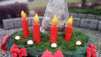 Bild: lgc
Es muss nicht immer eine pompöse Weihnachtsbeleuchtung sein: In Schlammersdorf ist der Dorfbrunnen weihnachtlich gestaltet worden.