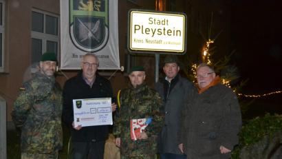 Bild: hcz
Hauptmann Olaf Niederdräing (links) und Oberstabsfeldwebel Tobias Knop (Dritter von links) übergeben 1500 Euro an die Kinderkrebshilfe, vertreten durch Herbert Putzer (Zweiter von links).