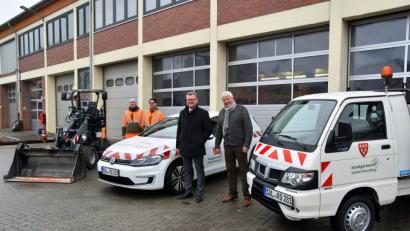 Bild: Andreas Royer
Über die Ergänzung des Fuhrparks freuen sich (von links) die Stadtgärtner Andreas König und Richard Eagan, Bürgermeister Michael Göth sowie Rainer Gründel (Kommunale Kunden N-Ergie).