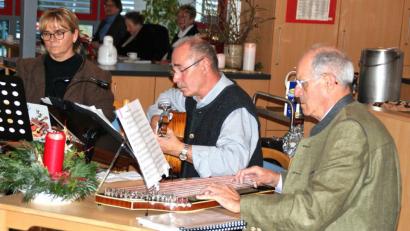 Bild: agr
Barbara Nutz, Günter Dirnberger und Wolfgang Förster gestalteten den adventlichen Nachmittag im Marienheim.