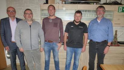 Bild: mad
Bürgermeister Maximilian Beer, Kommandant Wolfgang Graf (von links) und Vorsitzender Dieter Dettwiler (rechts) gratulierten dem neuen Schriftführer Stefan Reiml (Zweiter von rechts) und dem gewählten zweiten Jugendwart Tobias Forster.