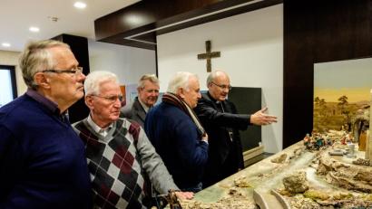 Bild: Albert Schneider/exb
Im bischöflichen Ordinariat in Regensburg zeigt Bischof Dr. Rudolf Voderholzer (rechts) den Waldsassener Krippenfreunden seine Sammlung. Von links Karl Rothenaichner, Walter Fiedler, Robert Treml und Hans Zölch. Ebenfalls mit dabei ist Albert Schneider, der den Augenblick mit seiner Kamera dokumentiert.