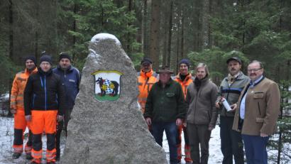 Bild: ws
An der Gaislohehütte fand vor kurzem die Verabschiedung von Forstamtmann Günther Mayr statt. An der Hütte im Wald findet sich auch ein Gedenkstein, der die Arbeit im Stadtwald und damit auch die Leistungen von Günther Mayr dokumentiert. Im Bild (von links): die Bauhof- und Forstarbeiter Matthias Fischer, Josef Schmidkonz, Siegmund Mages, Bernhard Fischer, Michael Rössler und Manfred Schuller sowie der neue Stadtförster Stefan Gradl, Günter Mayr und Bürgermeister Alfred Stier.