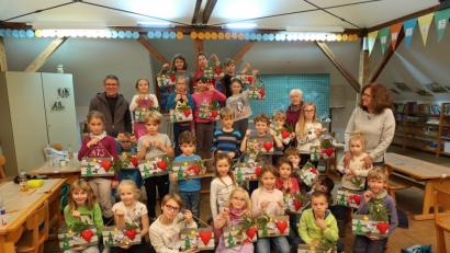 Bild: bsc
Große vorweihnachtliche Freude beim Bastelnachmittag der Siedlergemeinschaft und der Freien Wähler. Stolz präsentieren die Kinder am Ende ihr weihnachtliches Kunstwerk. Oskar Schuster (hinten links), Elfi Kempke (hinten rechts) und Zita Schuster unterstützten bei der Fertigung die Kinder und hatten dabei viel Spaß und Freude.