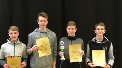 Bild: exb
Stolz präsentieren (von links) Julian Hauer (Schachclub Sulzbach-Rosenberg), Philipp Erhardt (SC Sulzbach-Rosenberg), Maximilian Hauer (SC Sulzbach-Rosenberg) und Wolfgang Dotzler (SC Hirschau) den Siegerpokal als Oberpfalzmeisters im Schulschach.
